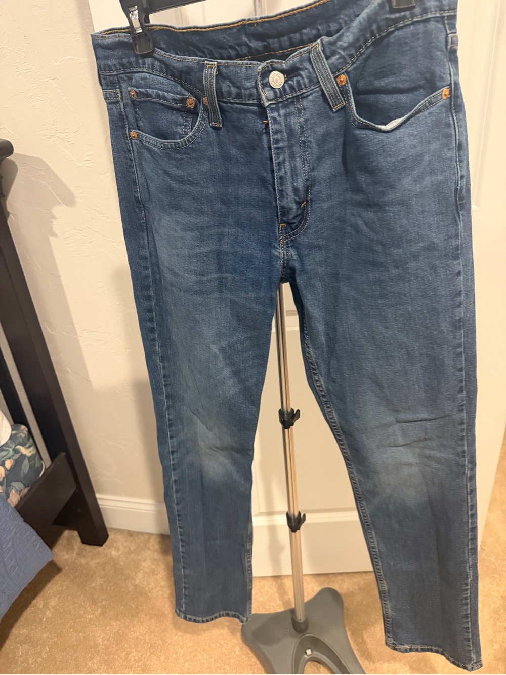 Levi's Straight-Leg Men's Jeans in Medium Blue Wash